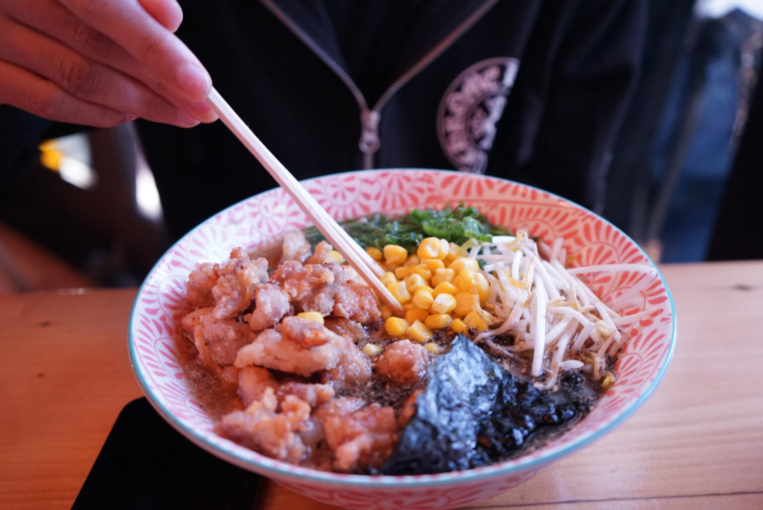 Plato de ramen fotografiado para contenido gastronómico en Valparaíso