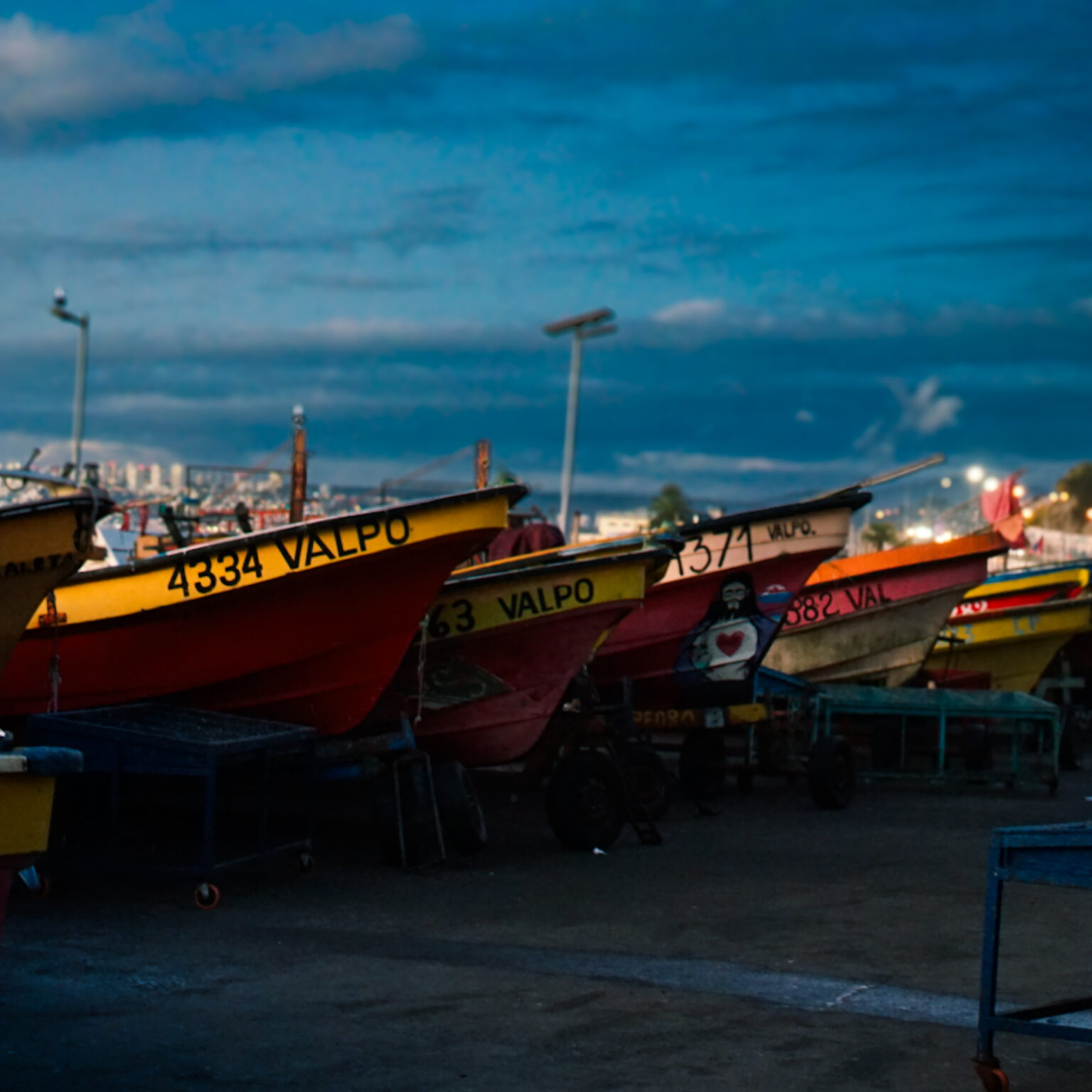 Botes de pesca amarrados en el puerto de Valparaíso