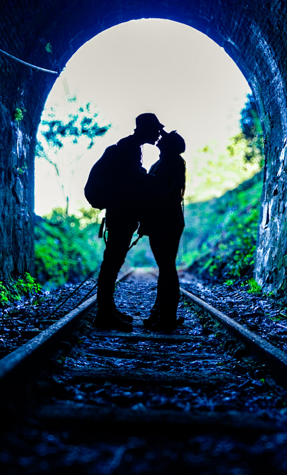 Pareja durante una sesión fotográfica en un túnel ferroviario de Valparaíso